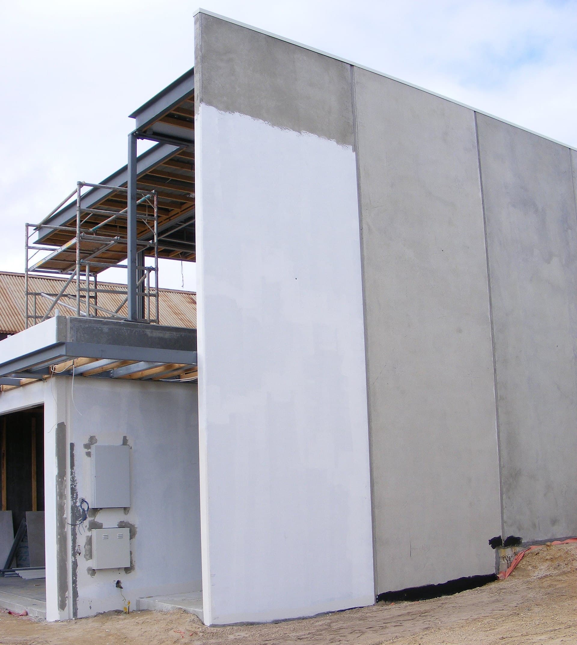 Casa em construção com paredes pré-moldadas de concreto